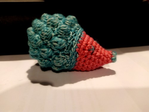 Crochet hérisson avec la couleur pantone de l'année 2019