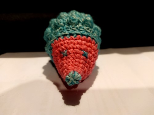 Crochet hérisson avec la couleur pantone de l'année 2019
